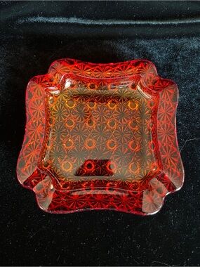 Vintage L.E. Smith 6" Daisy and Button Amberina Ashtray Trinket Dish Bottom Glow